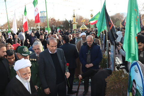 گزارش تصویری امراسم گلباران و عطرافشانی قبور مطهر شهدای شهرستان اراک