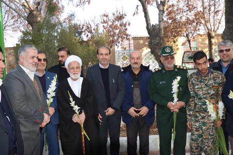گزارش تصویری امراسم گلباران و عطرافشانی قبور مطهر شهدای شهرستان اراک