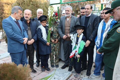 گزارش تصویری امراسم گلباران و عطرافشانی قبور مطهر شهدای شهرستان اراک