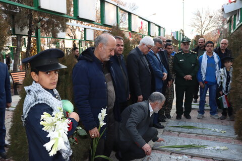 گزارش تصویری امراسم گلباران و عطرافشانی قبور مطهر شهدای شهرستان اراک