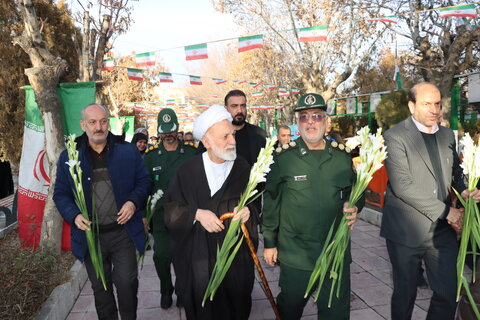 گزارش تصویری امراسم گلباران و عطرافشانی قبور مطهر شهدای شهرستان اراک