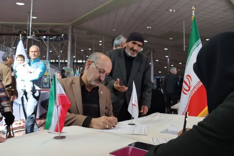 گزارش تصویری ا برپایی میز خدمت و حضور مسئولان استانی در مصلی اراک