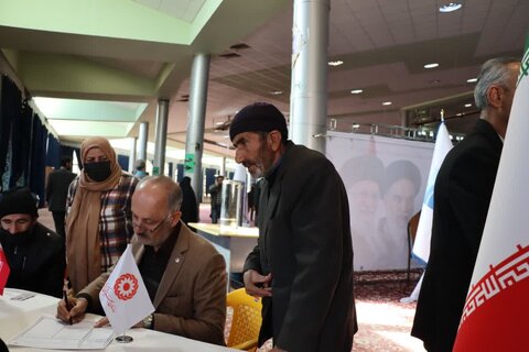 گزارش تصویری ا برپایی میز خدمت و حضور مسئولان استانی در مصلی اراک