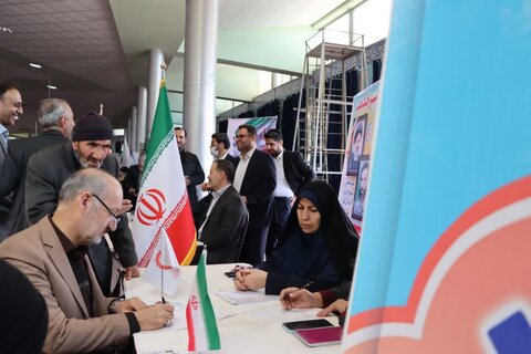 گزارش تصویری ا برپایی میز خدمت و حضور مسئولان استانی در مصلی اراک