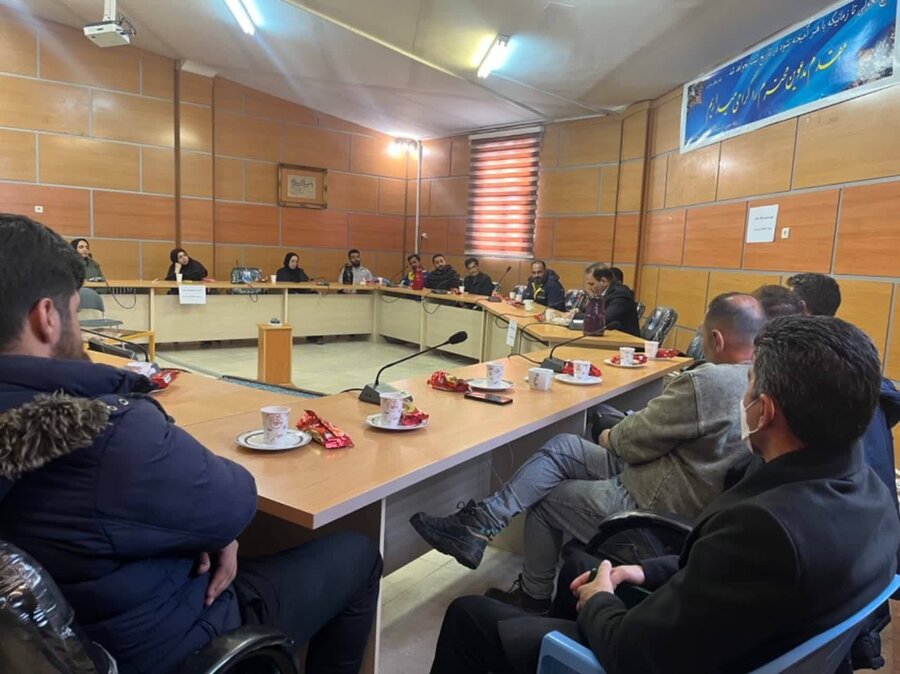 فیروزکوه |  نشست جلسه تبیینی انقلاب اسلامی و ریشه‌ها با حضور فرمانده حوزه بسیج و کارکنان بهزیستی و ادارات