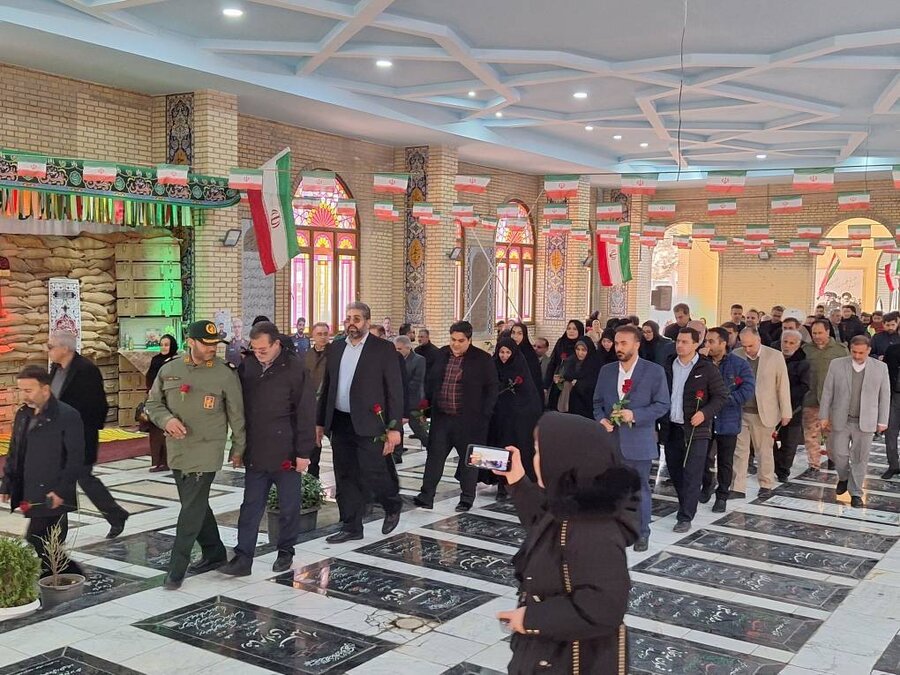 شهر قدس | غبارروبی و عطرافشانی گلزار شهدا با حضور مسئولان شهرستان به مناسبت ایام الله دهه مبارک فجر