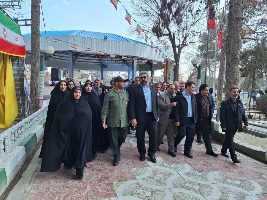 شهر قدس | غبارروبی و عطرافشانی گلزار شهدا با حضور مسئولان شهرستان به مناسبت ایام الله دهه مبارک فجر