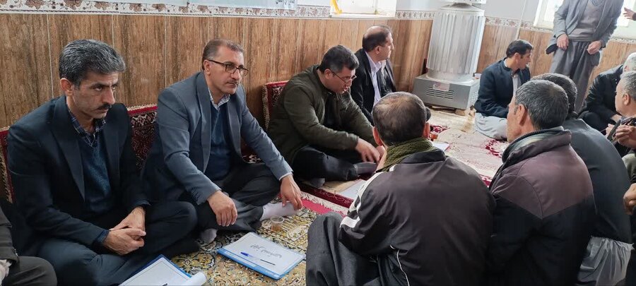 به مناسبت دهه فجر میز خدمت جهادی در روستای حاجی‌آباد دهگلان برگزار شد 