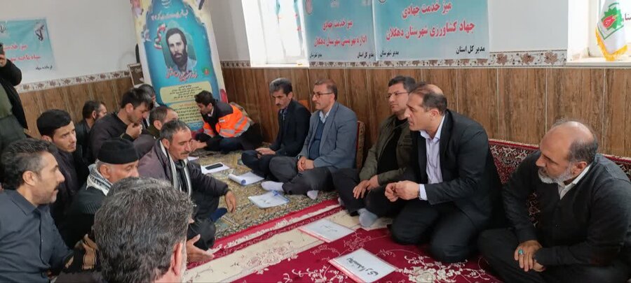 به مناسبت دهه فجر میز خدمت جهادی در روستای حاجی‌آباد دهگلان برگزار شد 