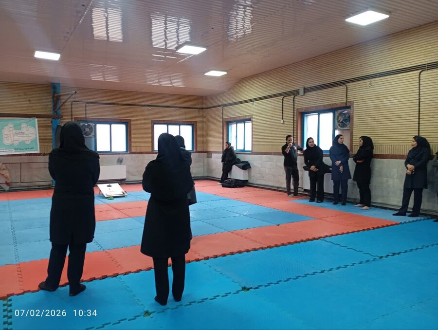 مسابقه ورزشی کورن هول ویژه بانوان شاغل ادارات در دهگلان برگزار شد 