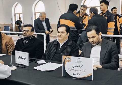 نظرآباد | میز خدمت به مناسبت ایام‌الله دهه مبارک فجر در مصلّی امام خمینی(ره) برگزار شد