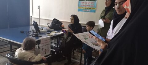 حضور تیم اورژانس اجتماعی در  میز خدمت درمانی سلامت  محله کم برخوردار فاز ۷ شهر جدید مهستان