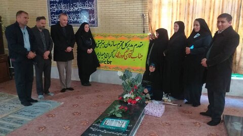 غبارروبی و گل‌افشانی مزار شهید ناشنوای شهرستان خرم‌بید به مناسبت گرامیداشت دهه مبارک فجر با حضور سرپرست بهزیستی فارس
