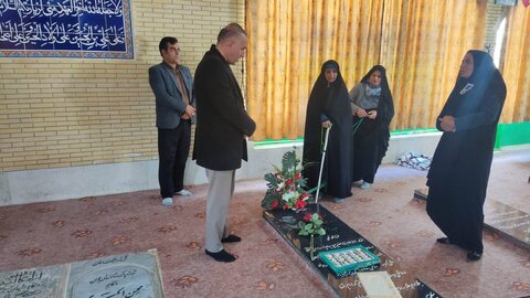 غبارروبی و گل‌افشانی مزار شهید ناشنوای شهرستان خرم‌بید به مناسبت گرامیداشت دهه مبارک فجر با حضور سرپرست بهزیستی فارس
