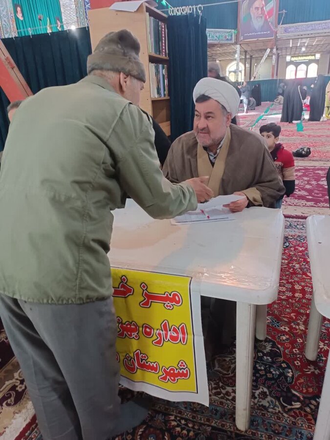 برپایی میز خدمت طرح «سلام محله» توسط اداره بهزیستی شهرستان ملایر در محل برگزاری نماز جمعه