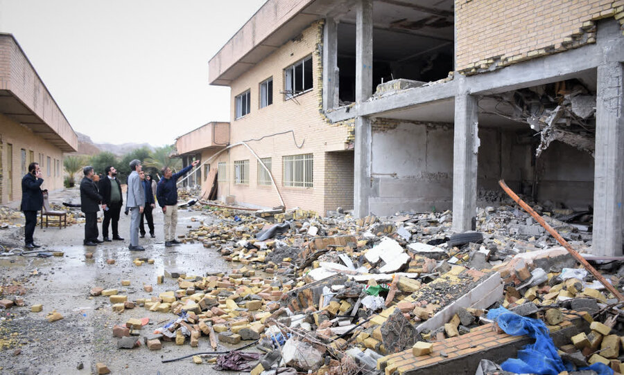 بازدید مدیرکل از ساختمان بمباران‌شده بهزیستی قصرشیرین