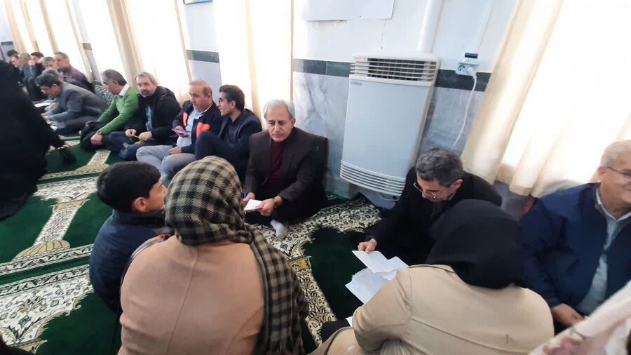 به مناسبت دهه فجر میز خدمت بهزیستی در مسجد جامع شهر دزج قروه برگزار شد 