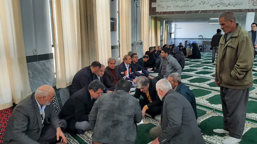 به مناسبت دهه فجر میز خدمت بهزیستی در مسجد جامع شهر دزج قروه برگزار شد