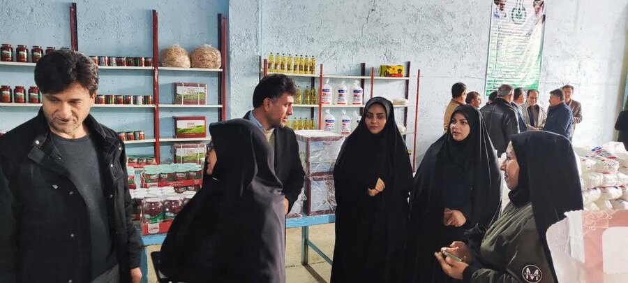 بازدید رئیس بهزیستی شاهین‌دژ از نمایشگاه روستا بازار شهرستان
