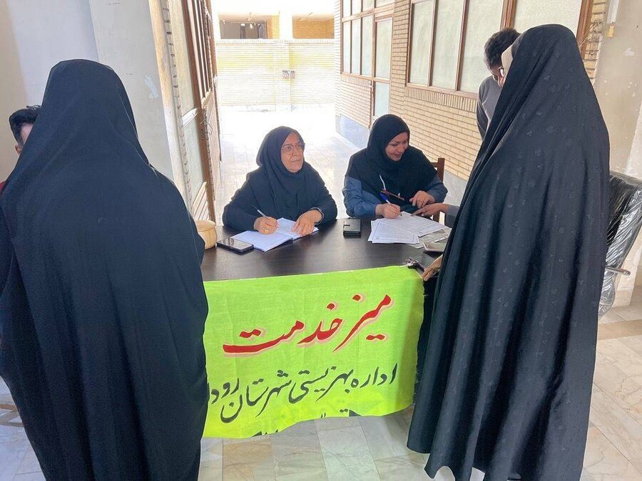 رودان | برپایی میز خدمت اداره بهزیستی رودان به مناسبت دهه فجر و در قالب پویش سلام محله