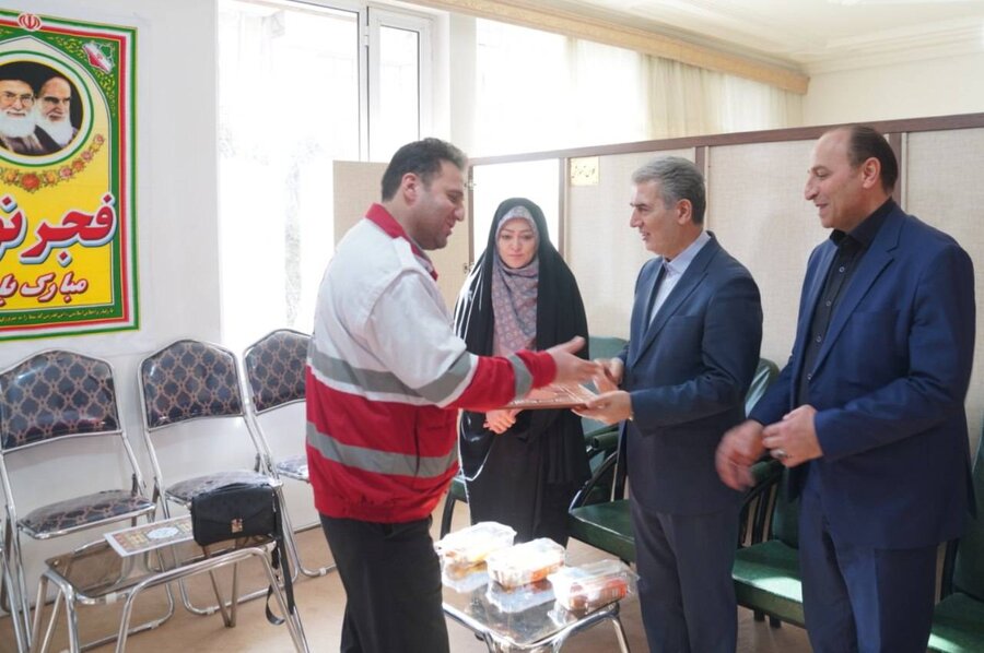 تجلیل از رئیس جمعیت هلال‌احمر سلماس به پاس همکاری‌های مؤثر با بهزیستی