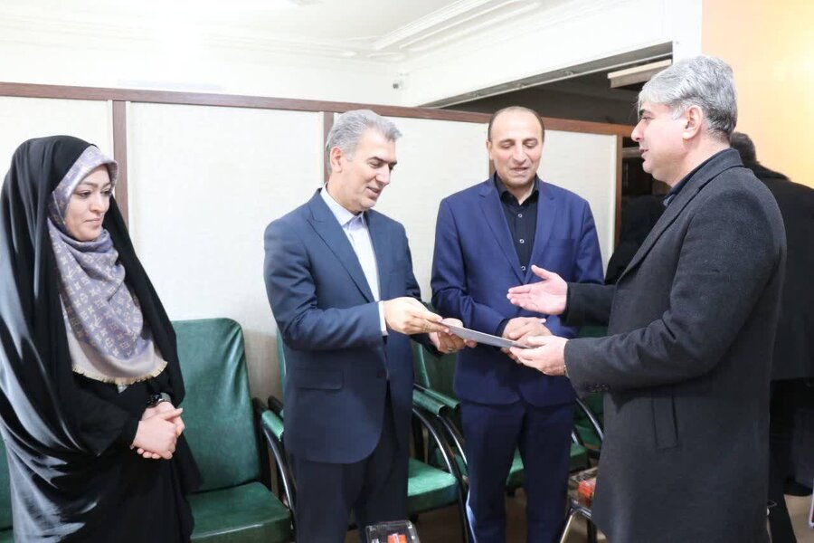 تجلیل از مسئول دفتر خبری سلماس به پاس همراهی در انعکاس اخبار بهزیستی