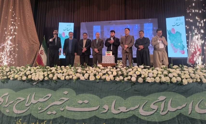 جشن بزرگ انقلاب با حضور گسترده مردم و مسئولان در سالن شهید قاسم سلیمانی برگزار شد