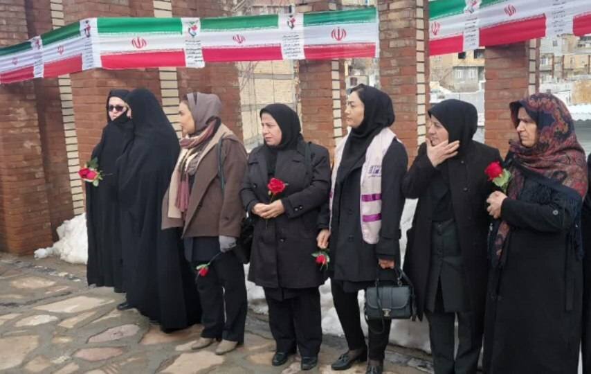 غبارروبی و عطرافشانی مزار شهدای انقلاب اسلامی به مناسبت دهه فجر با حضور فرماندار و رؤسای ادارات سردشت