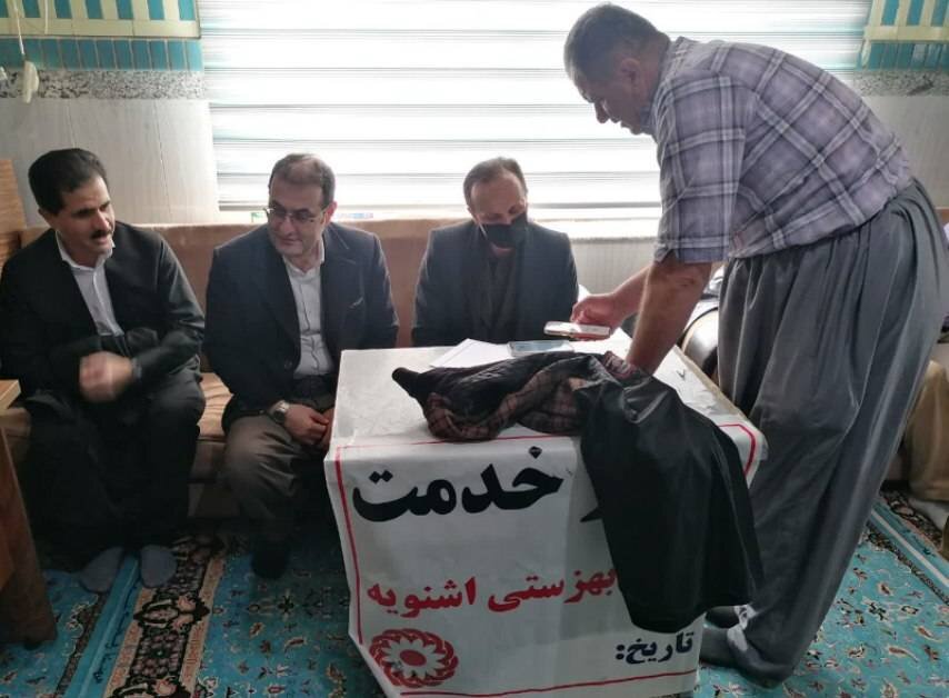 برگزاری میز خدمت رئیس بهزیستی اشنویه در مسجد جامع شهرستان با حضور فرماندار به مناسبت دهه فجر