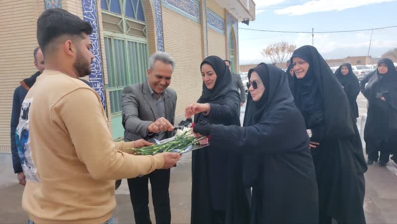 زواره| حضور معاون سیاسی اجتماعی استانداری اصفهان و مدیرکل بهزیستی در گلزار شهدا