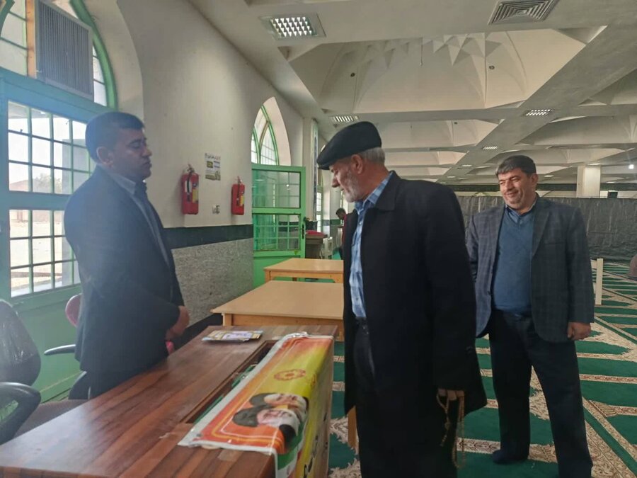 دهه فجر گرامی باد/ حضور سرپرست اداره بهزیستی شهرستان نهبندان در میز خدمت دستگاه‌های اجرایی به مناسبت دهه مبارک فجر