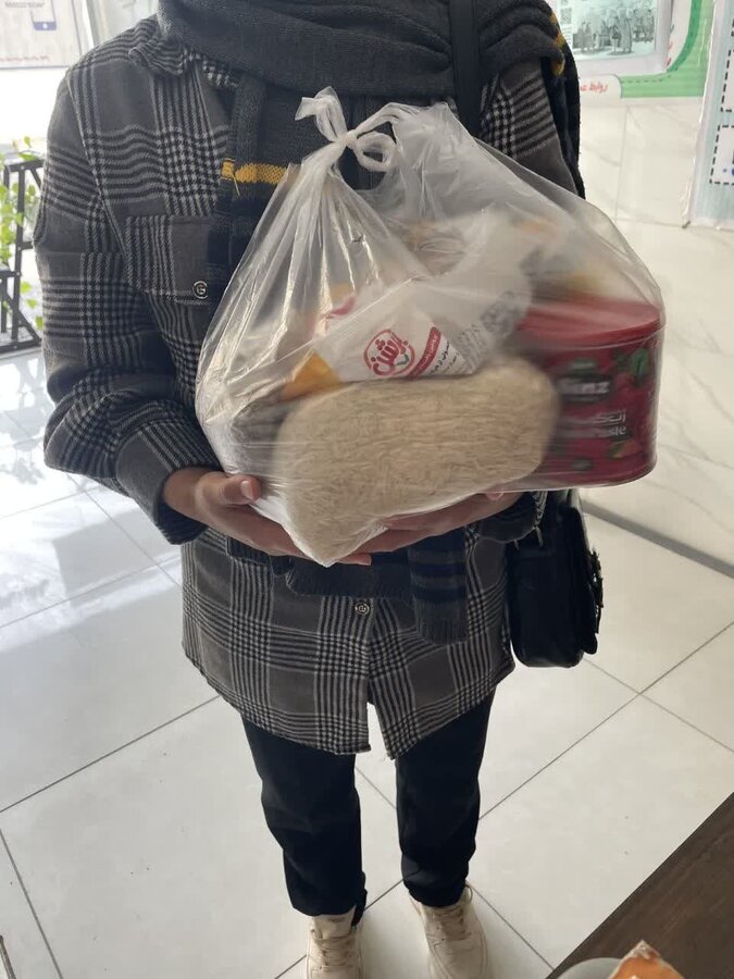 توزیع بسته‌های غذایی در موسسه خیریه مهرآفرین گروس به مناسبت دهه فجر
