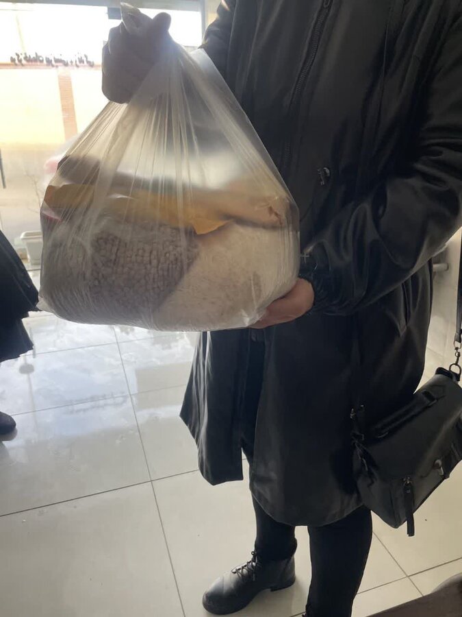 توزیع بسته‌های غذایی در موسسه خیریه مهرآفرین گروس به مناسبت دهه فجر
