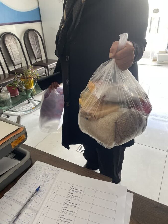 توزیع بسته‌های غذایی در موسسه خیریه مهرآفرین گروس به مناسبت دهه فجر
