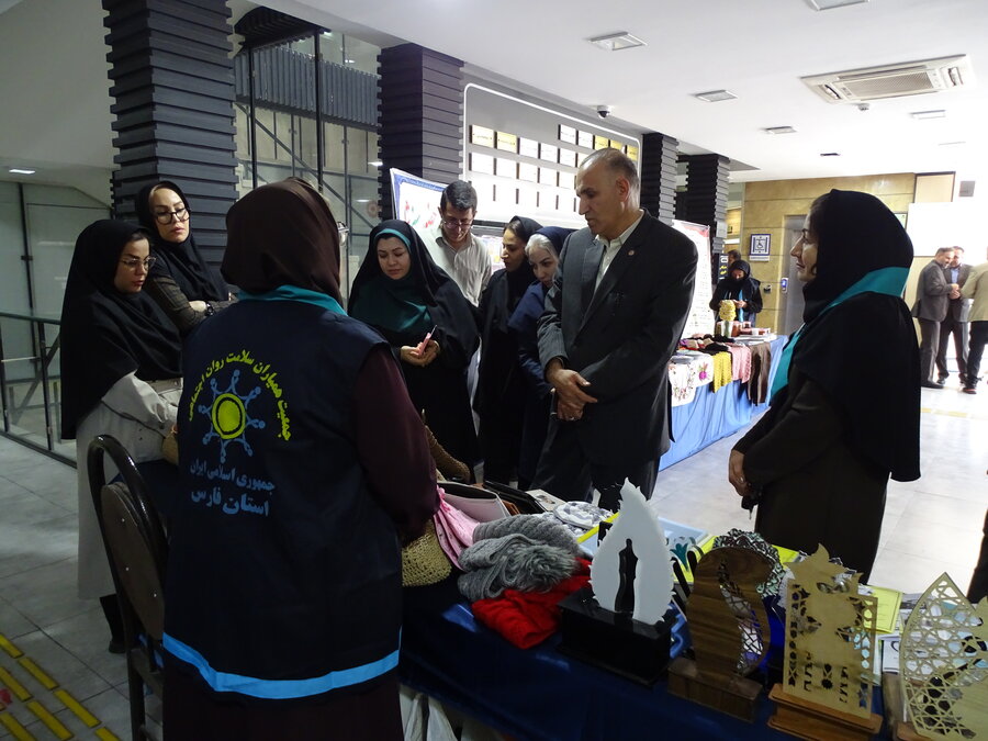 بازدیدسرپرست بهزیستی فارس از غرفه معرفی فعالیت‌ها و دستاوردهای همیاران سلامت روانی–اجتماعی