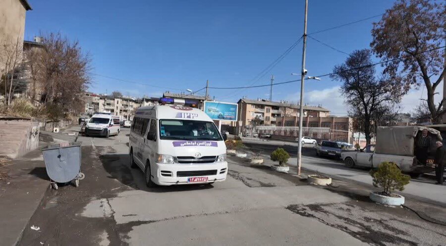 رژه نمادین خودروهای امدادی اورژانس اجتماعی ۱۲۳ به مناسبت دهه فجر در سنندج برگزار شد
