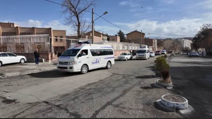 رژه نمادین خودروهای امدادی اورژانس اجتماعی ۱۲۳ به مناسبت دهه فجر در سنندج برگزار شد