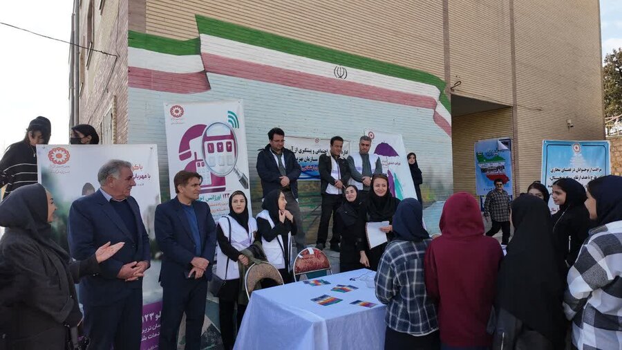 رژه نمادین خودروهای امدادی اورژانس اجتماعی ۱۲۳ به مناسبت دهه فجر در سنندج برگزار شد