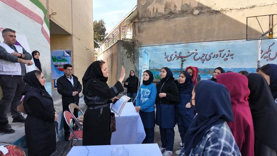 رژه نمادین خودروهای امدادی اورژانس اجتماعی ۱۲۳ به مناسبت دهه فجر در سنندج برگزار شد