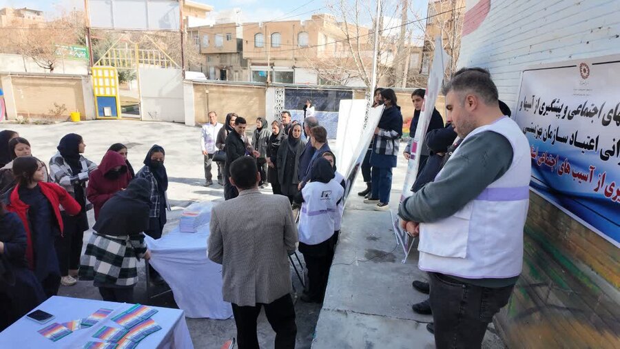 رژه نمادین خودروهای امدادی اورژانس اجتماعی ۱۲۳ به مناسبت دهه فجر در سنندج برگزار شد
