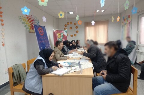 ساوجبلاغ | برپایی میز خدمت بهزیستی در محله کم‌برخوردار ترک‌آباد در ایام دهه مبارک فجر