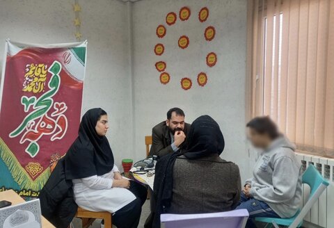 ساوجبلاغ | برپایی میز خدمت بهزیستی در محله کم‌برخوردار ترک‌آباد در ایام دهه مبارک فجر