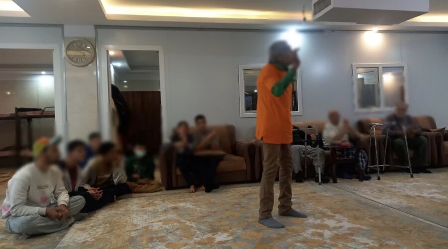 ساوجبلاغ | به مناسبت دهه مبارک فجر / دیدار صمیمی سالمندان با فرزندان بهزیستی و بازگو کردن خاطرات دوران انقلاب اسلامی