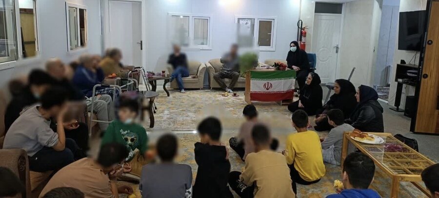 ساوجبلاغ | به مناسبت دهه مبارک فجر / دیدار صمیمی سالمندان با فرزندان بهزیستی و بازگو کردن خاطرات دوران انقلاب اسلامی