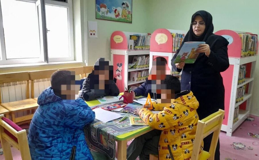کودکان موسسه خیریه «نور امید» بهزیستی شاهین‌دژ میهمان کتابخانه عمومی شهرستان