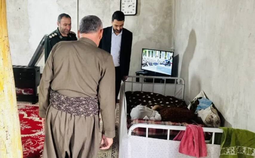 بازدید رئیس اداره بهزیستی شهرستان پیرانشهر از منزل مددجوی بسترگرا به مناسبت دهه مبارک فجر