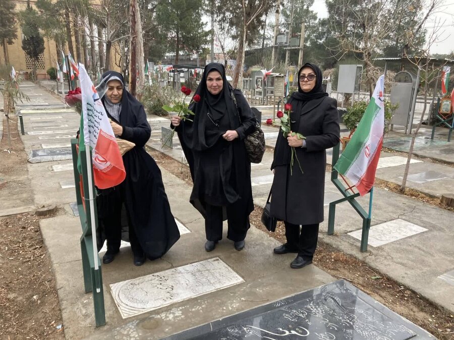 شهرتهران | حضور کارکنان و بسیجیان در برنامه‌های گرامیداشت دهه مبارک فجر در حرم مطهر امام خمینی (ره)