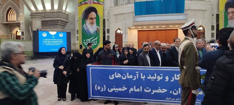 شهرتهران | حضور کارکنان و بسیجیان در برنامه‌های گرامیداشت دهه مبارک فجر در حرم مطهر امام خمینی (ره)