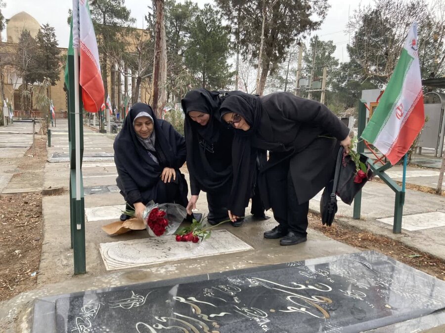 شهرتهران | حضور کارکنان و بسیجیان در برنامه‌های گرامیداشت دهه مبارک فجر در حرم مطهر امام خمینی (ره)