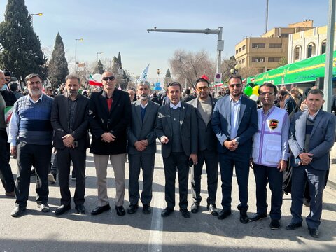 حضور سرپرست بهزیستی استان و کارکنان در راهپیمایی یوم‌الله ۲۲ بهمن و برپایی غرفه سلام محله